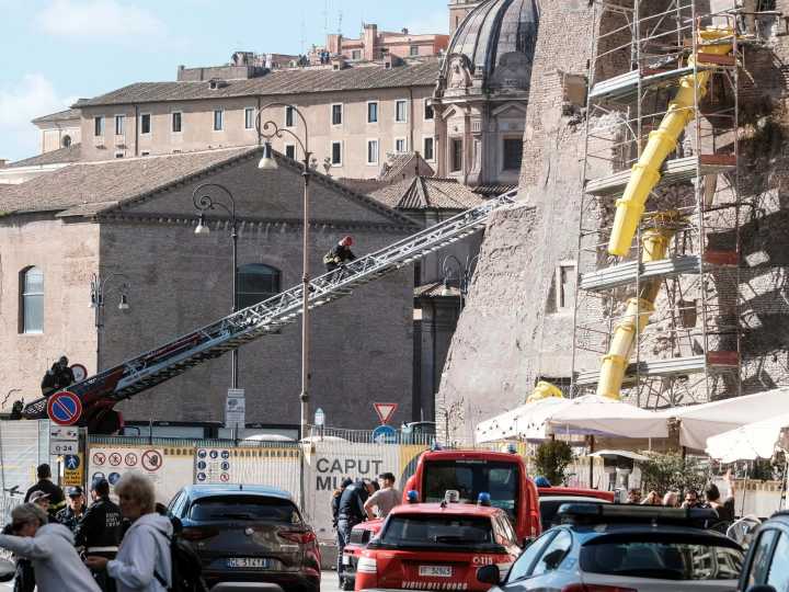 Así fue el doble derrumbe de una antigua torre medieval en el centro de Roma: hay varios heridos