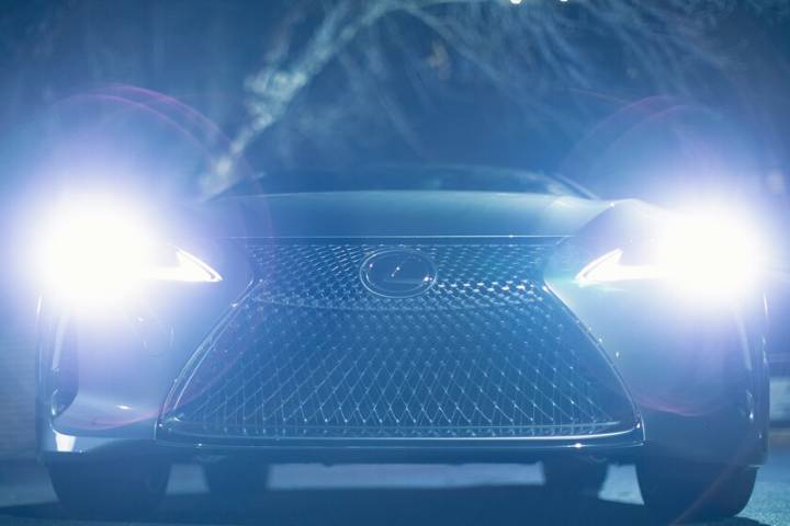 Un estudio analizó la potencia de los faros LED de los coches. La conclusión es la que todos los conductores ya conocen