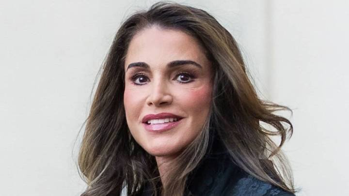 Queen Rania puts 'clever' spin on 2016's viral sock boot