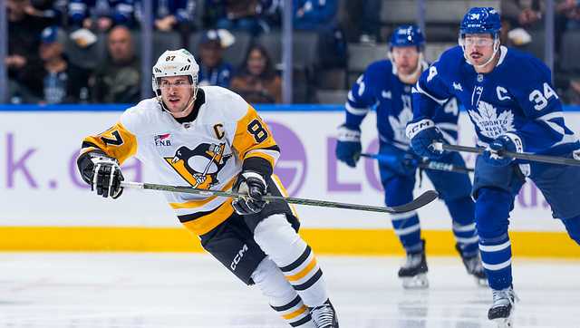 William Nylander helps the Maple Leafs rally past the Penguins Monday night