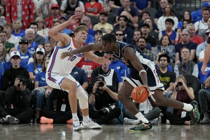 Deadspin | Koa Peat debuts with 30, No. 13 Arizona takes down No. 3 Florida, 93-87