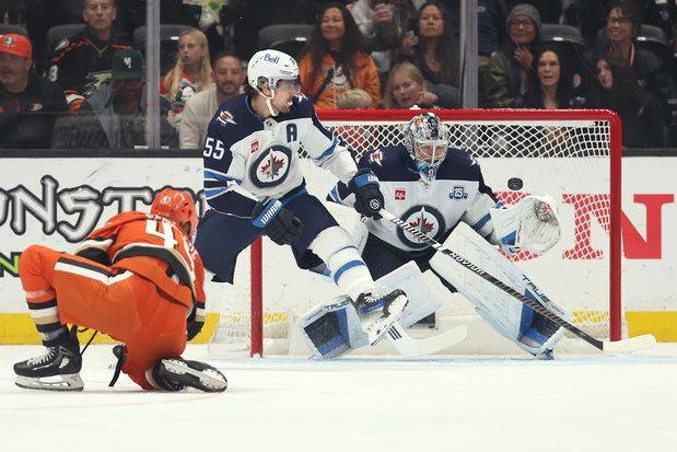 Winnipeg Jets lose 4-1 to the Anaheim Ducks in NHL action