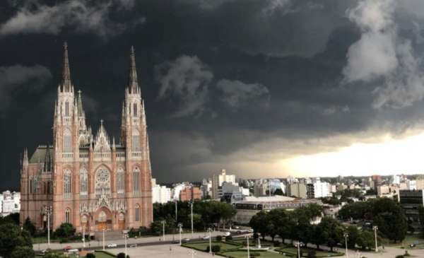 Alerta amarillo, actividad eléctrica y fuertes ráfagas de viento: una fuerte tormenta llega a La Plata