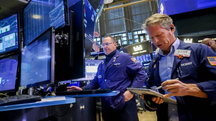 The market is giving 'hints' that it's topping, use 'extreme caution,' says Global Trend Alert