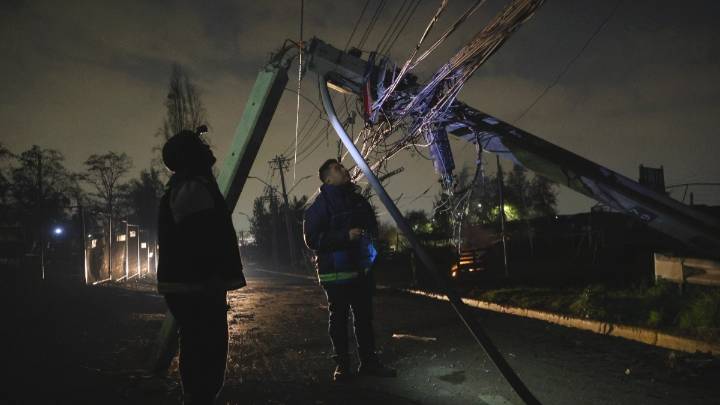 Dos comunas de la RM tendrán cortes de luz este sábado 15 de noviembre: Revisa las zonas afectadas y cuánto durarán los trabajos