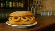 El bar con el mejor bocata de calamares de Madrid, según los expertos, no está en la Plaza y lleva 75 años abierto