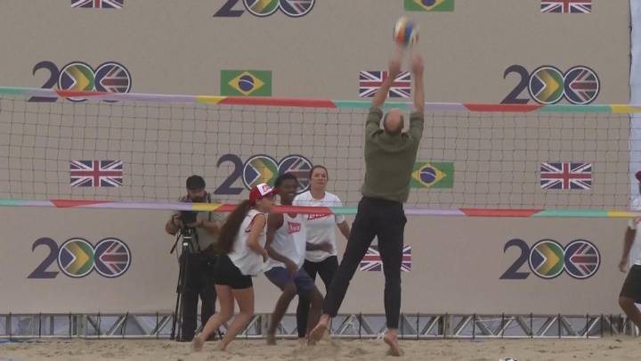 El príncipe Guillermo sorprende con sus habilidades para jugar al voley playa en Brasil