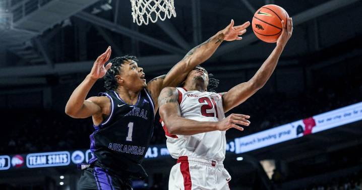 Acuff Jr. leads fourArkansas players in double figures as Razorbacks roll Central Arkansas, 93