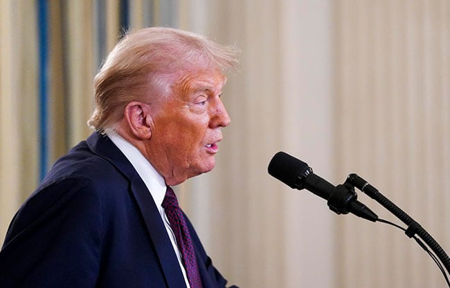 Trump dice que pedirá investigación sobre vínculos de Bill Clinton y otros con Epstein