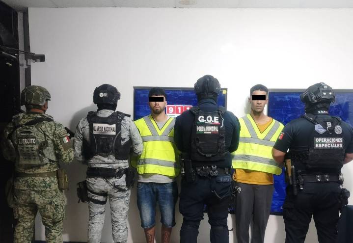 Se detiene a dos hombres por portación ilegal de armas de fuego