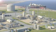 Analysis-US LNG producers ink near record contract volumes, even as fees climb