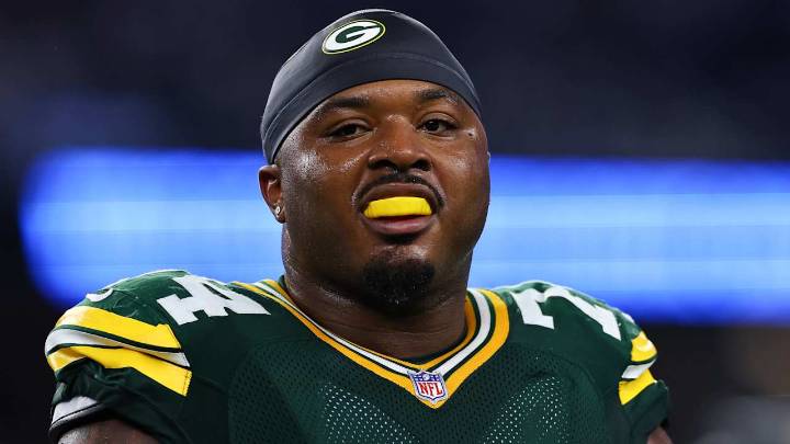 NFL news roundup: Packers OL Elgton Jenkins out indefinitely with broken bone in leg; Giants add kicker
