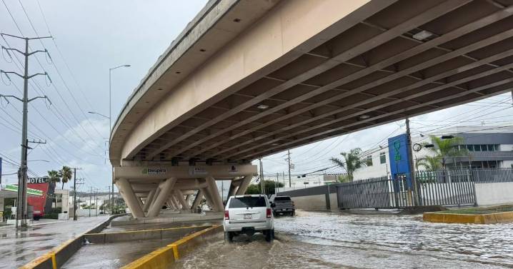 Lluvias intermitentes causan encharcamientos y afectaciones menores en Tijuana