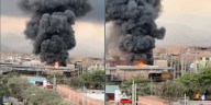 Gran incendio en SJL: Más de 10 unidades de bomberos intentan contener el fuego en almacén de plásticos