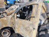 Tres detenidos por incendiar una furgoneta usando garrafas de ‘petaqueo’ en una gasolinera