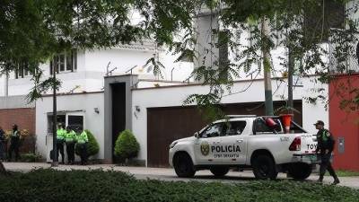 Perú refuerza asedio policial en la Embajada de México