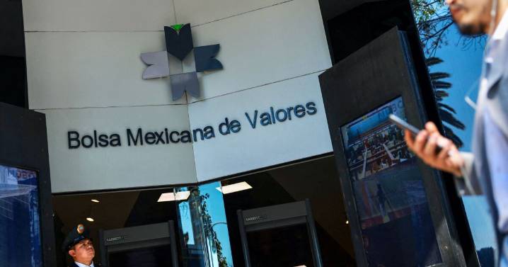 La BMV cayó este jueves; el peso cotiza estable