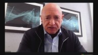 El senador Mark Kelly dice que no se siente intimidado por la investigación del Pentágono