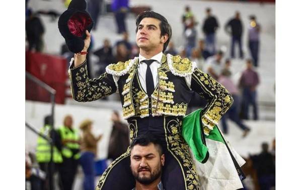 Enrique Colombo sale en hombros