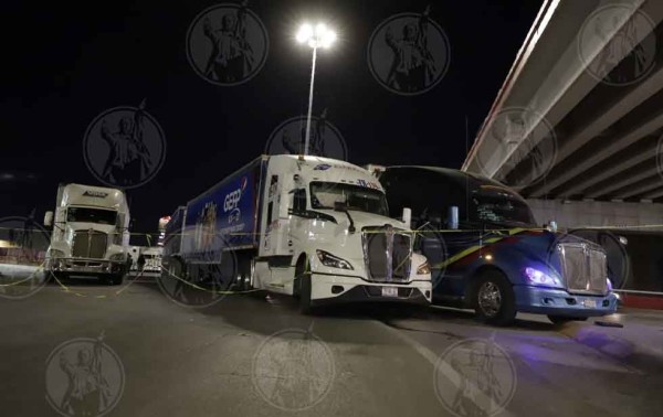 Galería: Bloquean decenas de camiones la carretera Panamericana