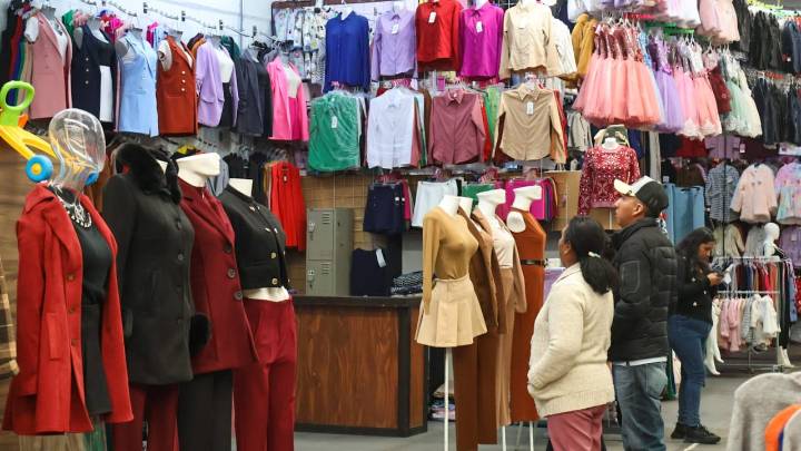 Bajan los precios de vinos y ropa durante noviembre, electricidad y transporte suben