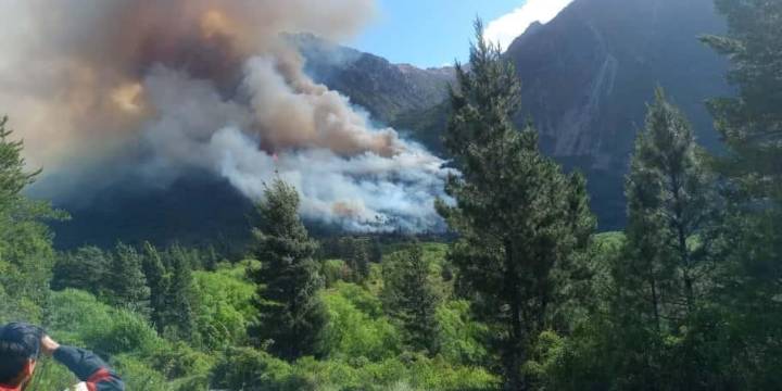 Incendios en Epuyén: creen que el foco se habría iniciado por acciones humanas y se esperan las lluvias en la zona