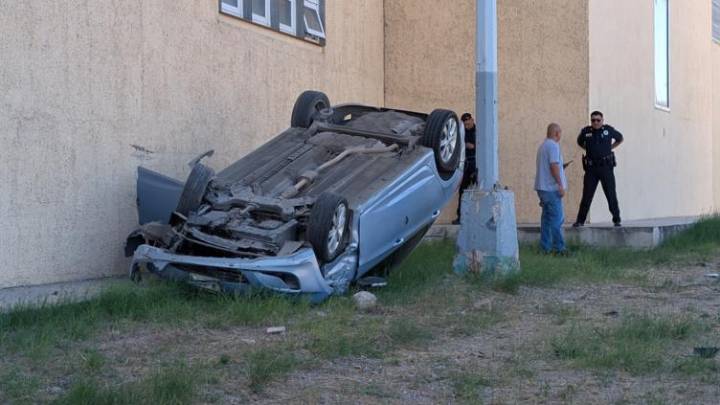 Da "banquetazo" y vuelca en el Circuito Universitario 🎦