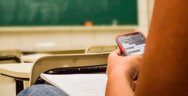 ¿Celular en clase? Cada escuela decidiría su uso