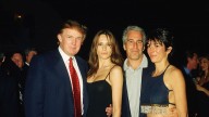 Revelan mails que aseguran que Trump "pasó horas" en la casa de Epstein con una de las víctimas de tráfico sexual