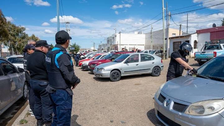 Clausuran dos agencias de autos por falta de habilitación