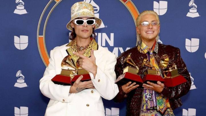 ¿Quiénes son Ca7riel y Paco Amoroso los artistas que se besaron en los Latin Grammy?