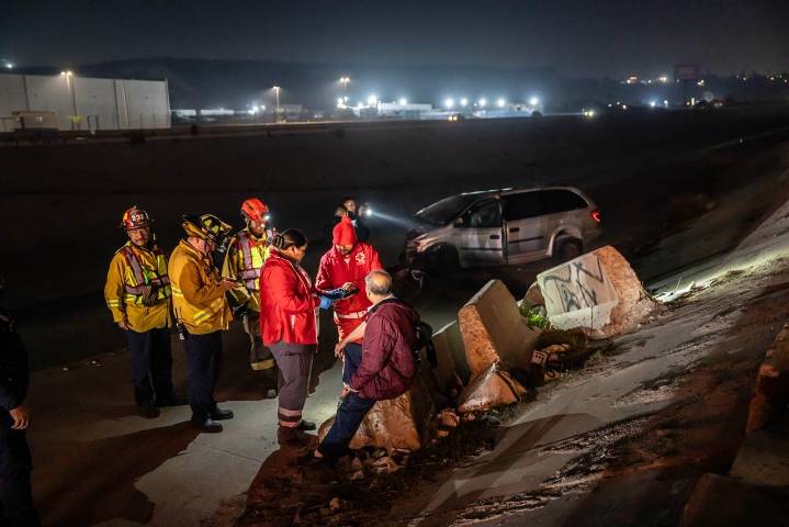 Rescatan a conductor de la tercera edad que cayó en canalización del Alamar