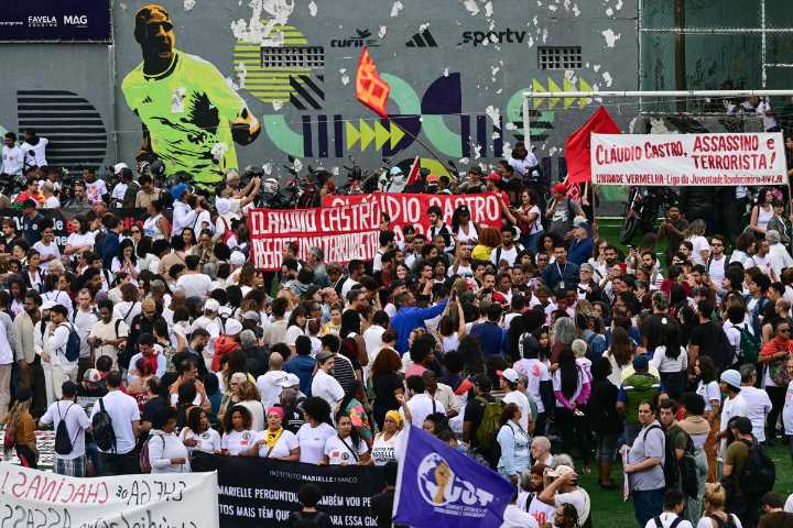 Manifestantes exigen renuncia de gobernador aliado de Bolsonaro tras redada letal en Río de Janeiro