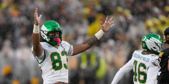 No. 6 Oregon escapes with 18-16 win over Iowa on Sappington’s field goal with 3 seconds left