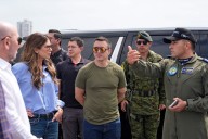 Kristie Noem inspecciona base aérea de Salinas: le interesaron áreas para un hangar, dormitorios y comedores para un posible destacamento del ‘Homeland Security’