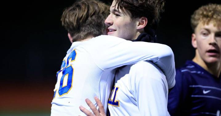 Francis Howell scores twice in 2nd half, blanks Francis Howell Central in district final