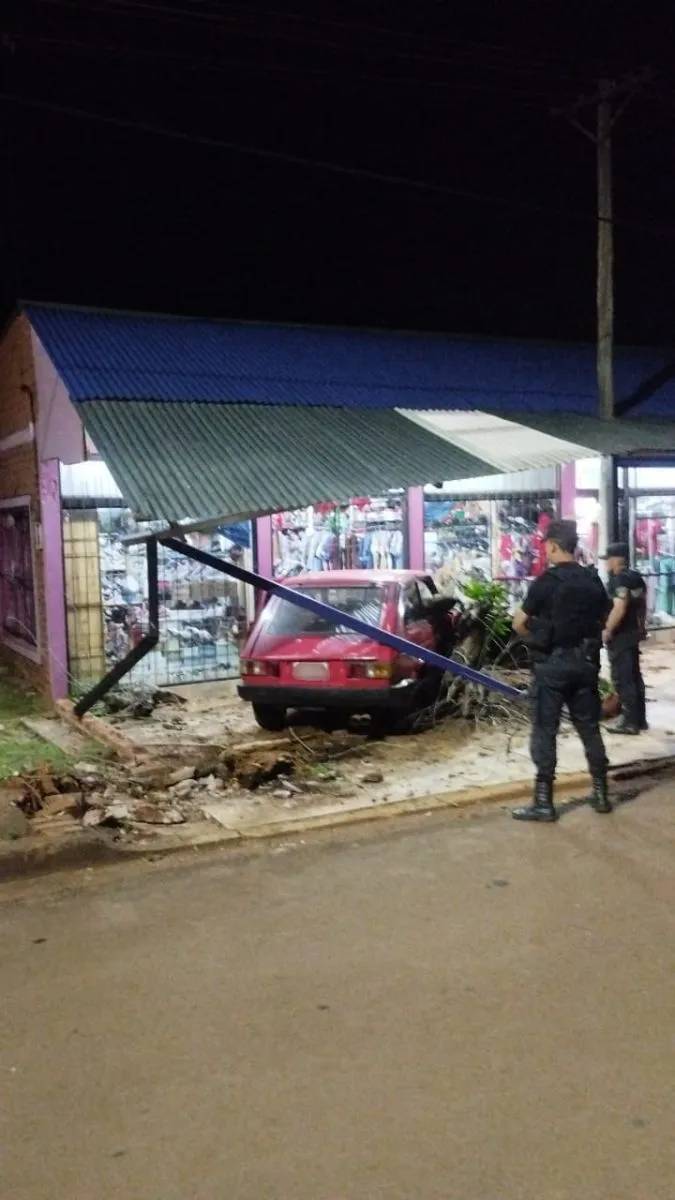 Conductor ebrio provocó una colisión que dejó un auto dentro de un comercio