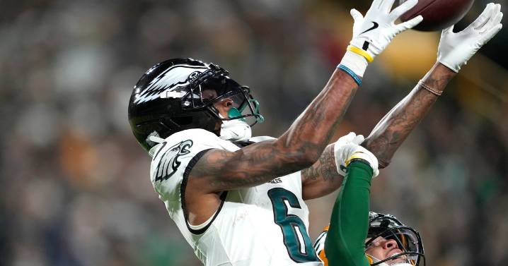 Defense, fourth quarter TD by Jalen Hurts and DeVonta Smith lead Philadelphia Eagles past Packers