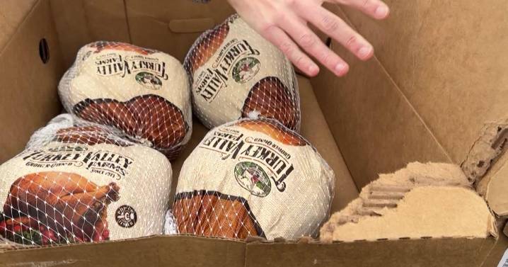 Hundreds line up as Minneapolis food shelf distributes Thanksgiving fixings