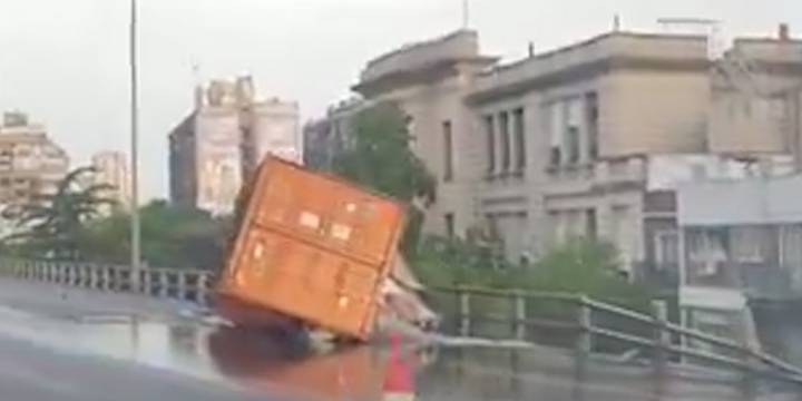 Volcó un camión que transportaba aceite y derramó contenido sobre el asfalto en la autopista 25 de mayo