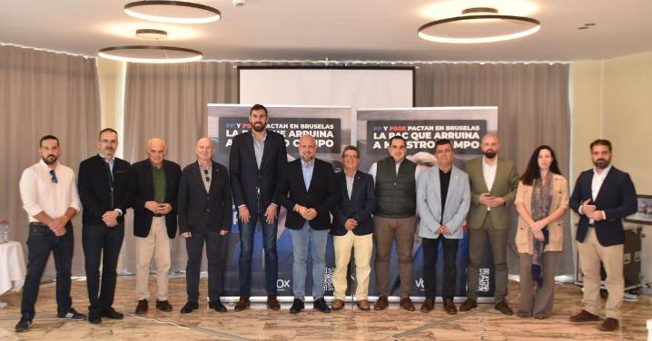 Vox lanza una campaña contra los pactos políticos que "arruinan" el campo de Almería