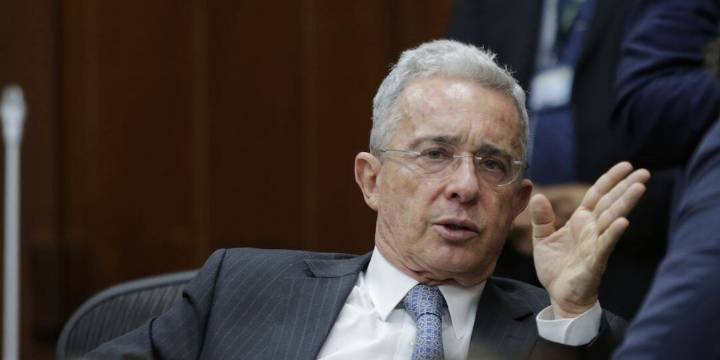 Uribe hizo advertencias por manejo de relaciones diplomáticas del Gobierno: aseguró que Colombia está expuesta a un bombardeo