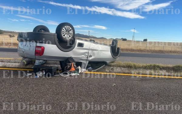 Vuelca camioneta en la carretera a Cuauhtémoc