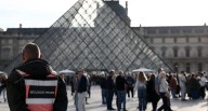 Francia: Cuatro detenidos por el millonario robo de joyas en el Louvre