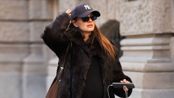 Cómo usar botas UGG en tendencia con jeans rectos para un look elegante en otoño/invierno 2025