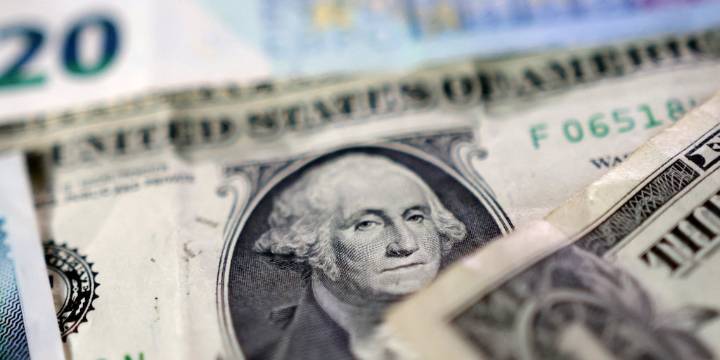 El dólar cortó la racha alcista de cinco días consecutivos, con menos actividad por el feriado en EEUU