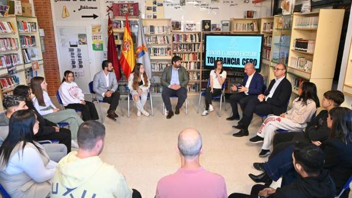 López Miras anuncia un nuevo Decreto de Convivencia Escolar con un régimen sancionador más duro