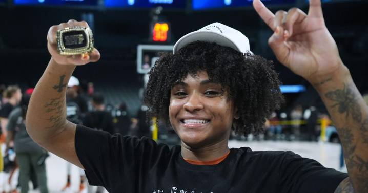 Harmon's last-second basket lifts No. 4 Texas women over No. 2 South Carolina for Players Era title