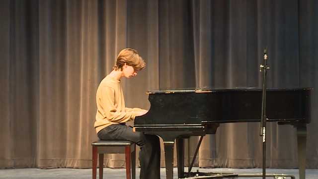 Monroe High School students hold talent show to raise money for food assistance