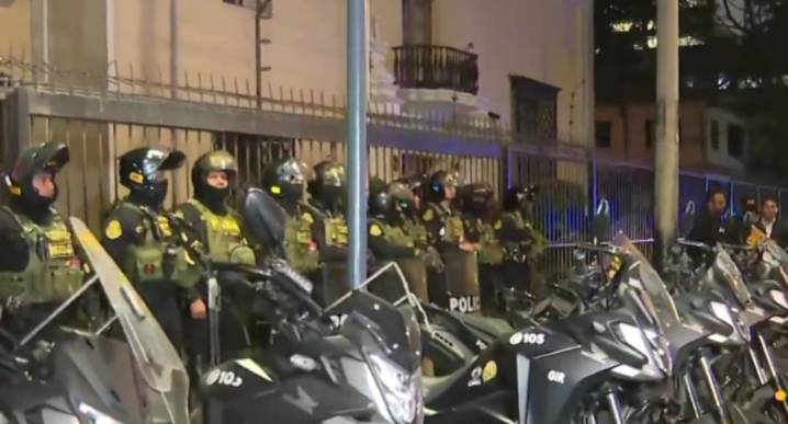 Refuerzan seguridad en la residencia de la Embajada de México tras asilo a Betssy Chávez